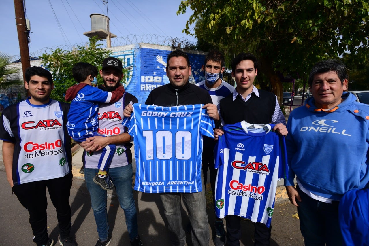 Giménez junto a hinchas que se acercaron a agradecerle, una vez más, aquellos goles imborrables. / Claudio Gutiérrez 