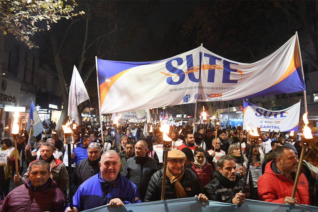 Mendoza 24 de junio 2022 
Marcha de las Antorchas: varios gremios se unieron al SUTE para pedir la reapertura de paritarias
Foto Marcelo Rolland / Los Andes