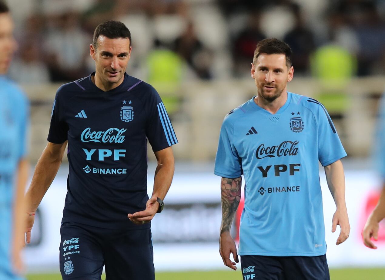 Los Lionel: Scaloni y Messi durante la práctica en Abu Dhabi. / EFE