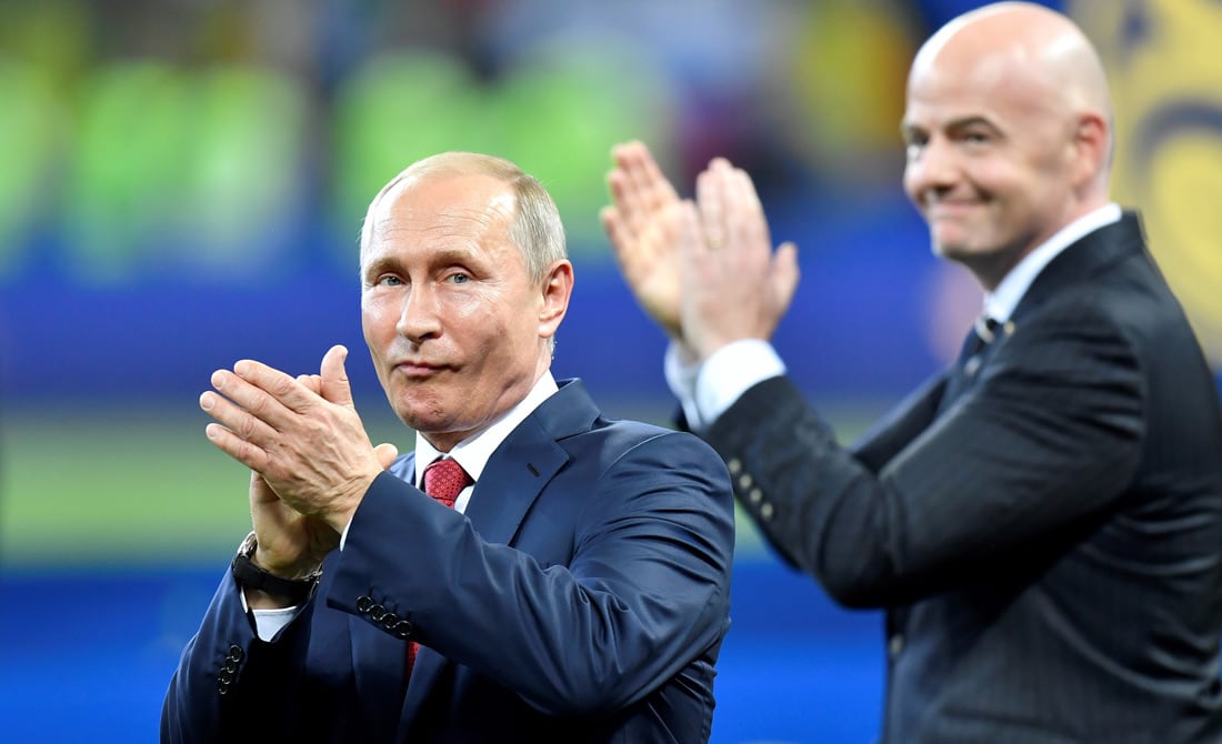 En otros tiempos, hubo buena relación entre Putin e Infantino. Por lo sucedido en Ucrania, ahora la FIFA castigó con dureza a Rusia. / AP