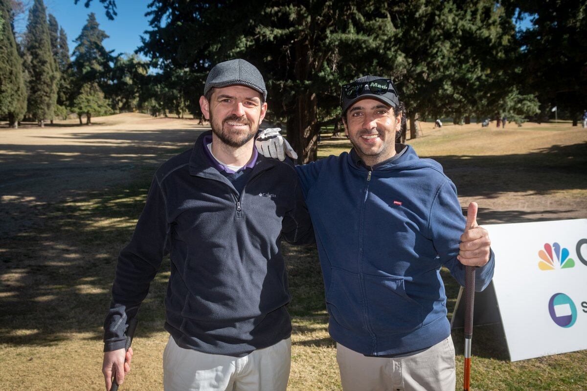 Contentos Juan Pablo Santini y Diego Montivero esperan para jugar.

Foto: Ignacio Blanco / Los Andes