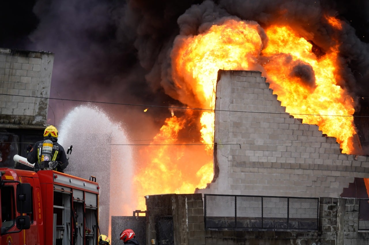 Incendio fábrica de avellaneda. (Gentileza: Clarín)