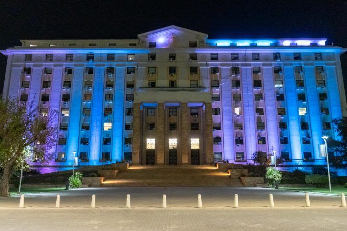 Edificios iluminados en la ciudad