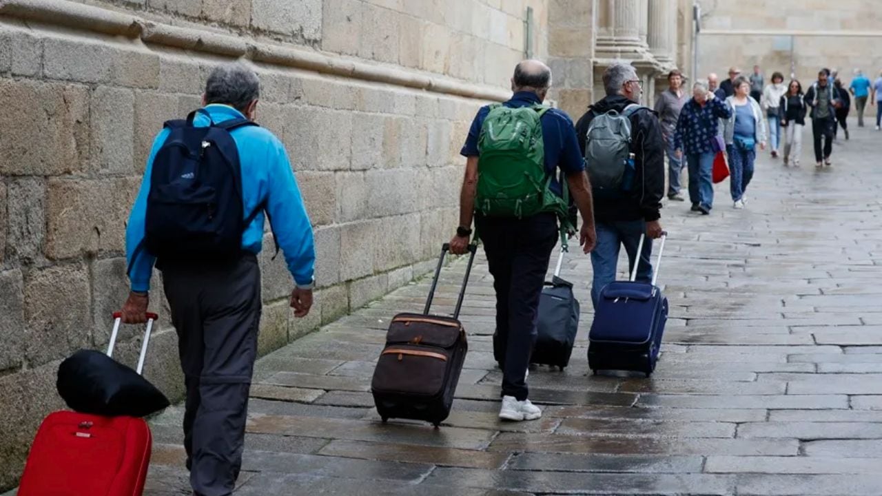 Turistas se encaminan a sus alojamientos. EFE/ Lavandeira Jr