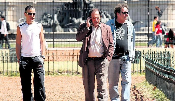 Rodrigo de la Serna, Julio Chávez y Luis Luque, en una escena del segundo capítulo de “El puntero”.