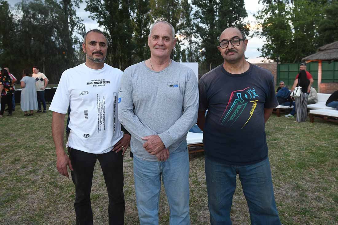 Agasajo día del canillita
En el parque de la planta impresora,Diario Los Andes agasajó a los canillitas en su día.
Victor Cohn, Hugo Hidalgo, Rodolfo Marchiori.