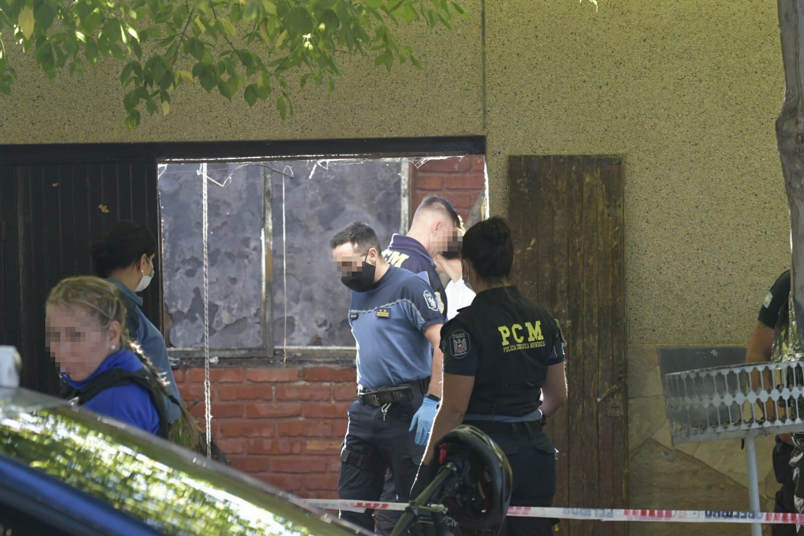 Personal de Policía Científica trabaja en el trágico incendio en Godoy Cruz (Foto: Orlando Pelichotti / Los Andes)