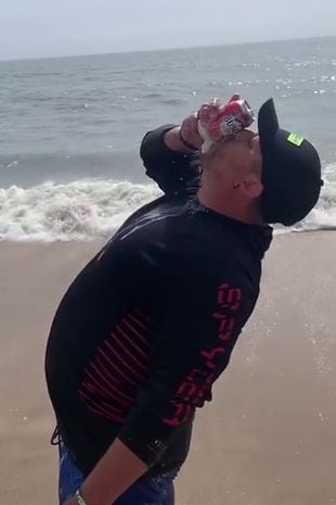 Un grupo de pescadores sometió a un tiburón y le dio cerveza.