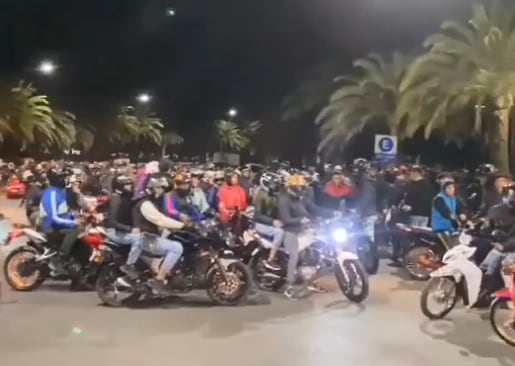 Ruido, adrenalina. acrobacias mortales y cruces tensos: así son las caravanas de moteros en la noche mendocina. Foto:Captura Web