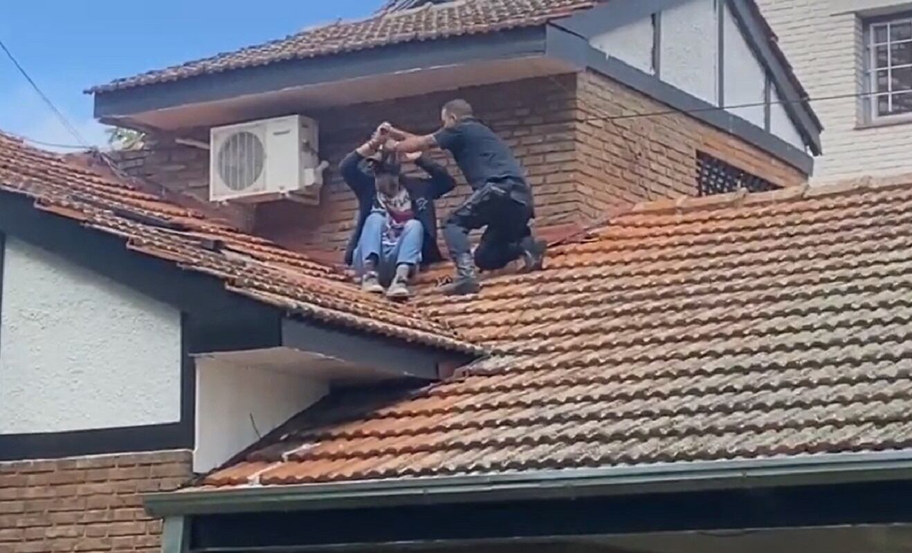 Así bajaron al joven del techo de una casa en San Isidro (Gentileza TN) 