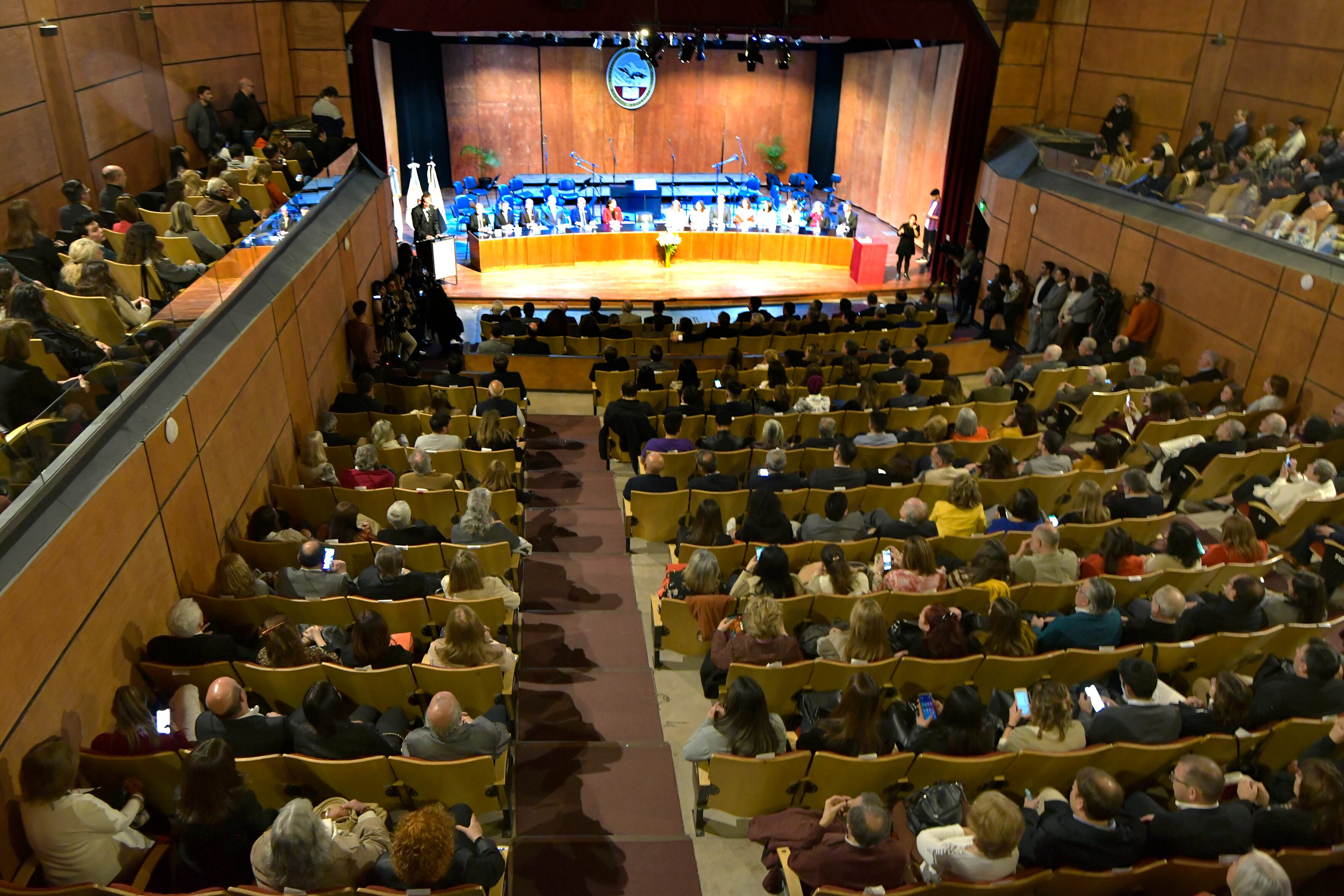 Asumen Esther Sánchez como Rectora y Gabriel Fidel Vicerrector en UNCuyo
a Universidad Nacional de Cuyo (UNCuyo) renovará sus principales autoridades hoy, día en el que además se celebra un nuevo aniversario de la casa de estudios por el inicio oficial de su cursado, por primera vez en 1939. Daniel Pizzi, que ha sido rector durante 8 años, dejará su cargo en manos de Esther Sánchez, decana de Ciencias Económicas, quien tomará el poder junto a Gabriel Fidel, que será el vicerrector y reemplazará a Jorge Barón

Foto: Orlando Pelichotti