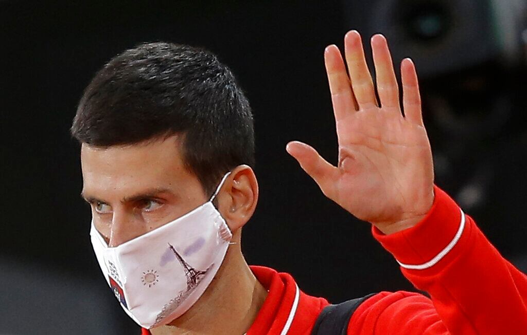 Novak Djokovic saluda a sus fans en la final de Roland Garros.