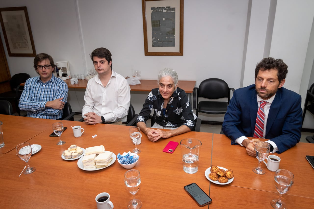 Federico Pagano (CEM), Nicolás Vicchi (Acovi), Beatriz Barbera (AEHGA) y Matías Díaz Telli (UIM), junto a Julio Totero (Asinmet), compartieron sus perspectivas para 2023. Foto Ignacio Blanco / Los Andes 