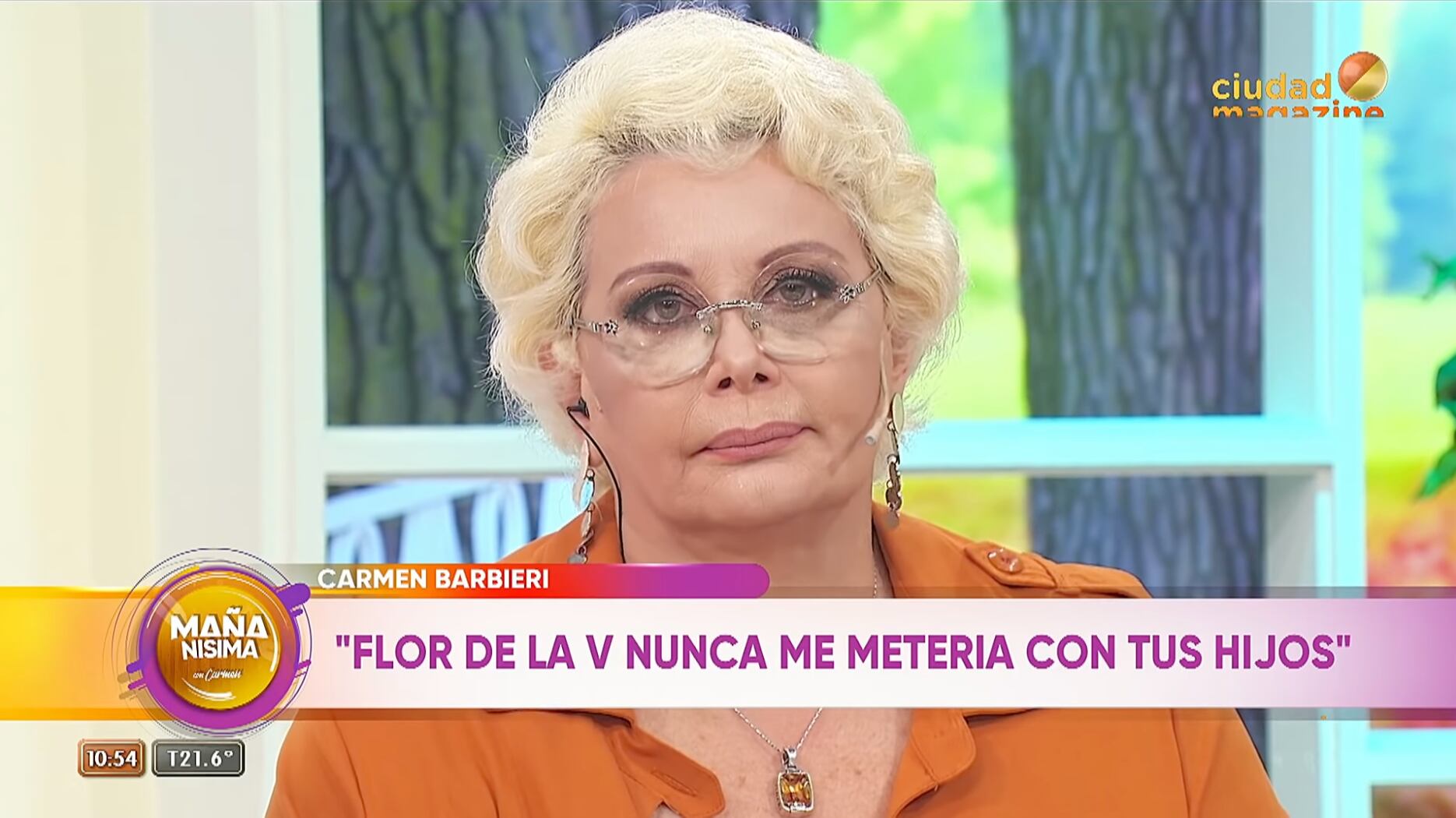 Carmen Barbieri mirando a cámara dirigiéndose a Flor de la V en Mañanísima.