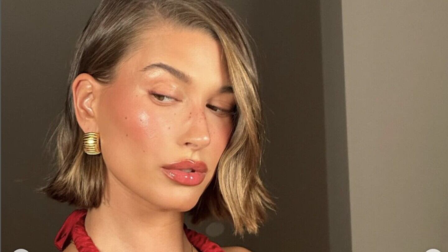 Este Maquillaje Fresa nació, como varias de las últimas tendencias de makeup, de la mano de Hailey Bieber; la modelo adoptada por la generación Z como la beauty gurú por excelencia. 