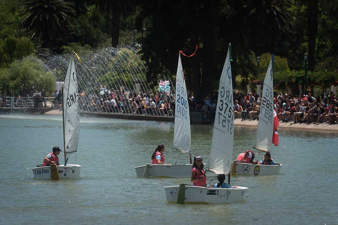 Exhibición Aérea y acuática en el Lago del Parque General San Martín.  Foto: Ignacio Blanco - Los Andes 