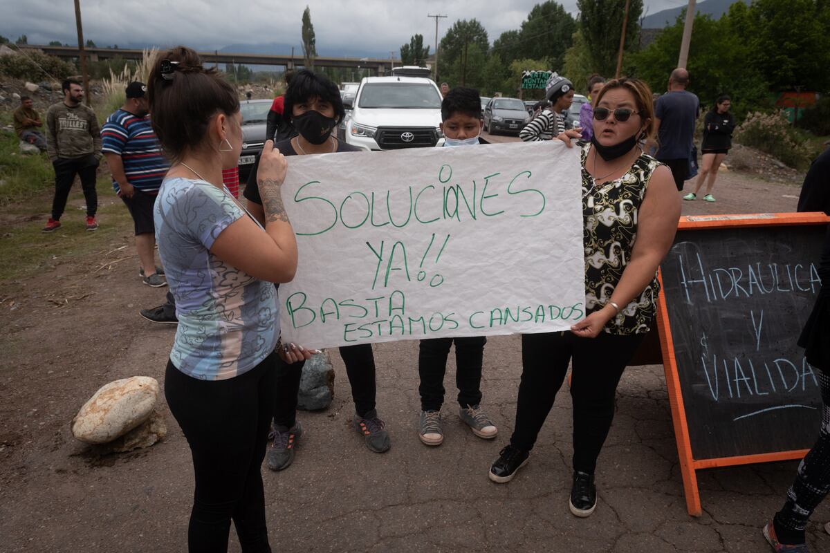 Tragedia en Potrerillos
Tres personas fallecieron y otras dos permanecen internadas en grave estado luego de que una crecida en el Río Blanco (Potrerillos) arrastrara el auto en que viajaban cuando intentaban cruzar un puente en medio de una tormenta. Un grupo de vecinos de la parte alta de Potrerillos salió a cortar la ruta en reclamo de que se construya un puente en altura y se hagan otras obras.

Foto: Ignacio Blanco / Los Andes 