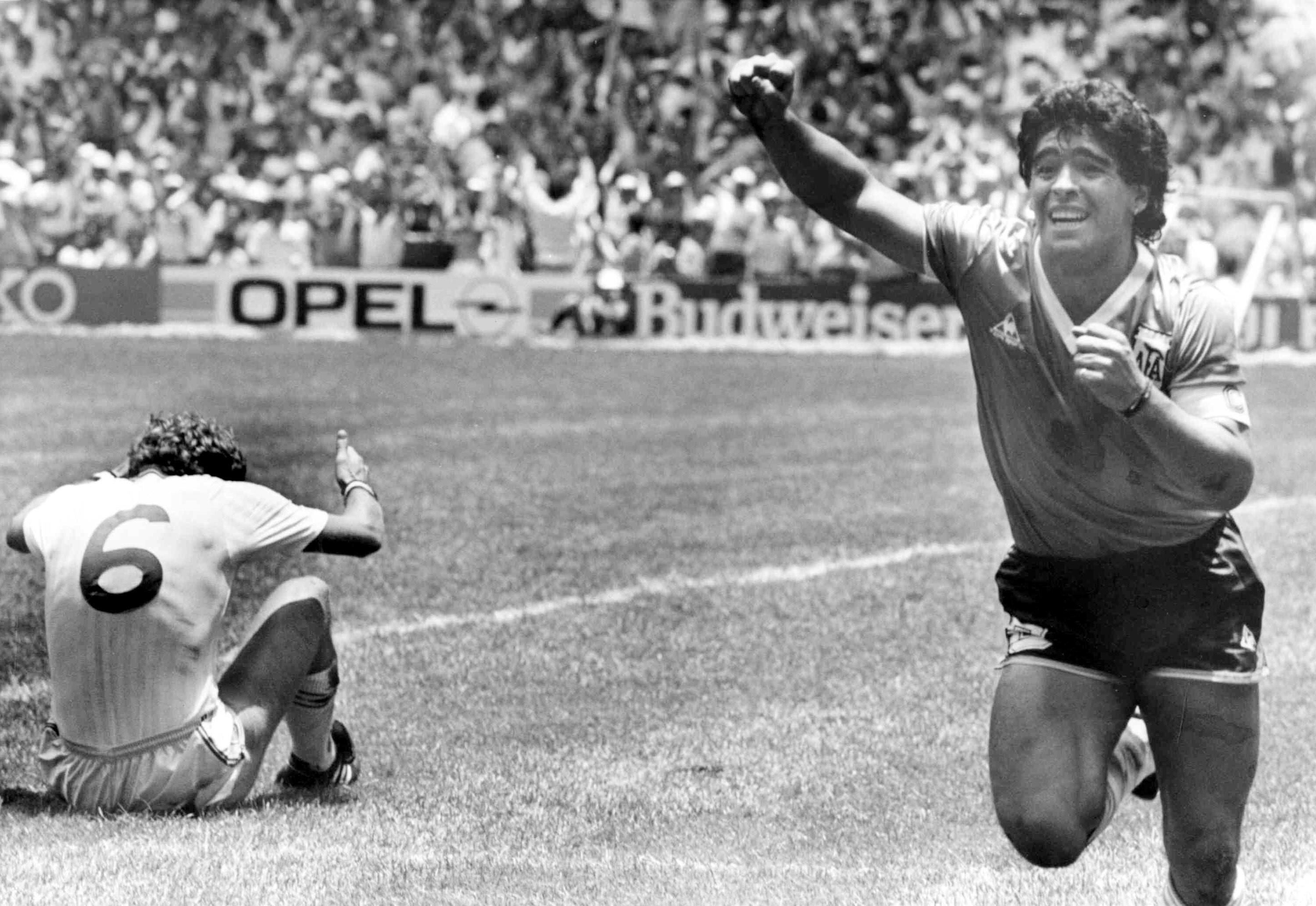 Diego celebra el segundo de sus goles anotados a Inglaterra, por los cuartos de final del Mundial México 1986. / Gentileza. 