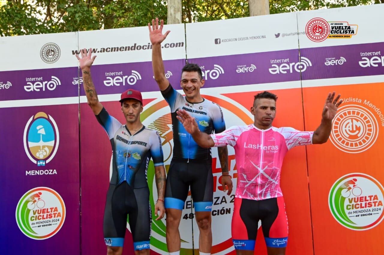 Podio. El ganador Páez, estuvo escoltado por  Maximiliano Navarrete (Gremios) y  Daniel Juárez, de la Muni de Las Heras.