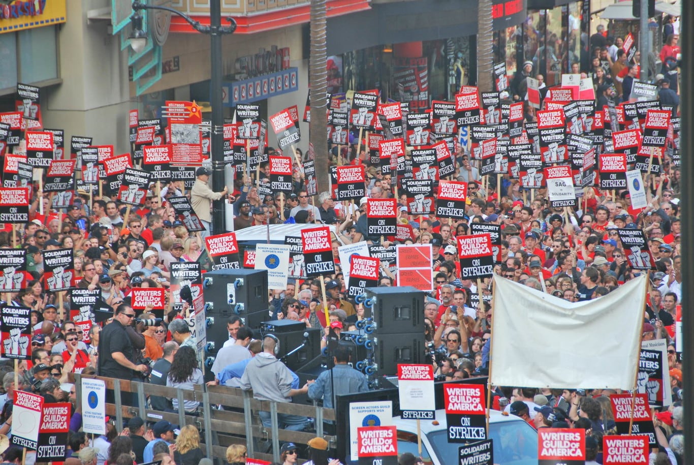 Cientos de guionistas se manifestaron afuera de los estudios de Amazon, CBS, Disney, Netflix, Fox, Sony, Paramount, Warner Bros y Universal, entre otros, para pedir mejores sueldos. - Gentileza