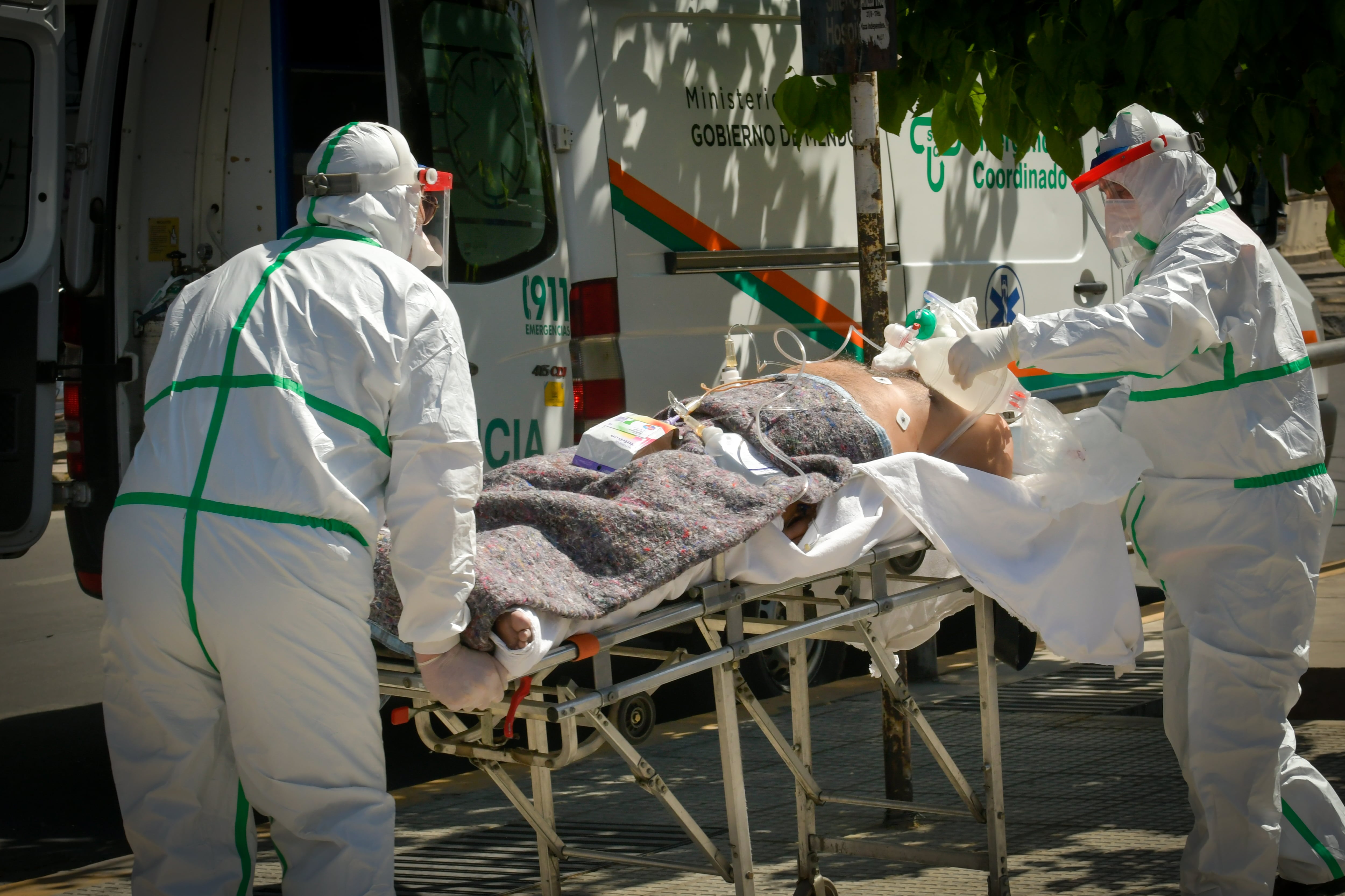 Septiembre. Personal de sanidad traslada a un paciente en estado grave de salud , con Covid-19, hacia el Hospital Central de Mendoza. Orlando Pelichotti.