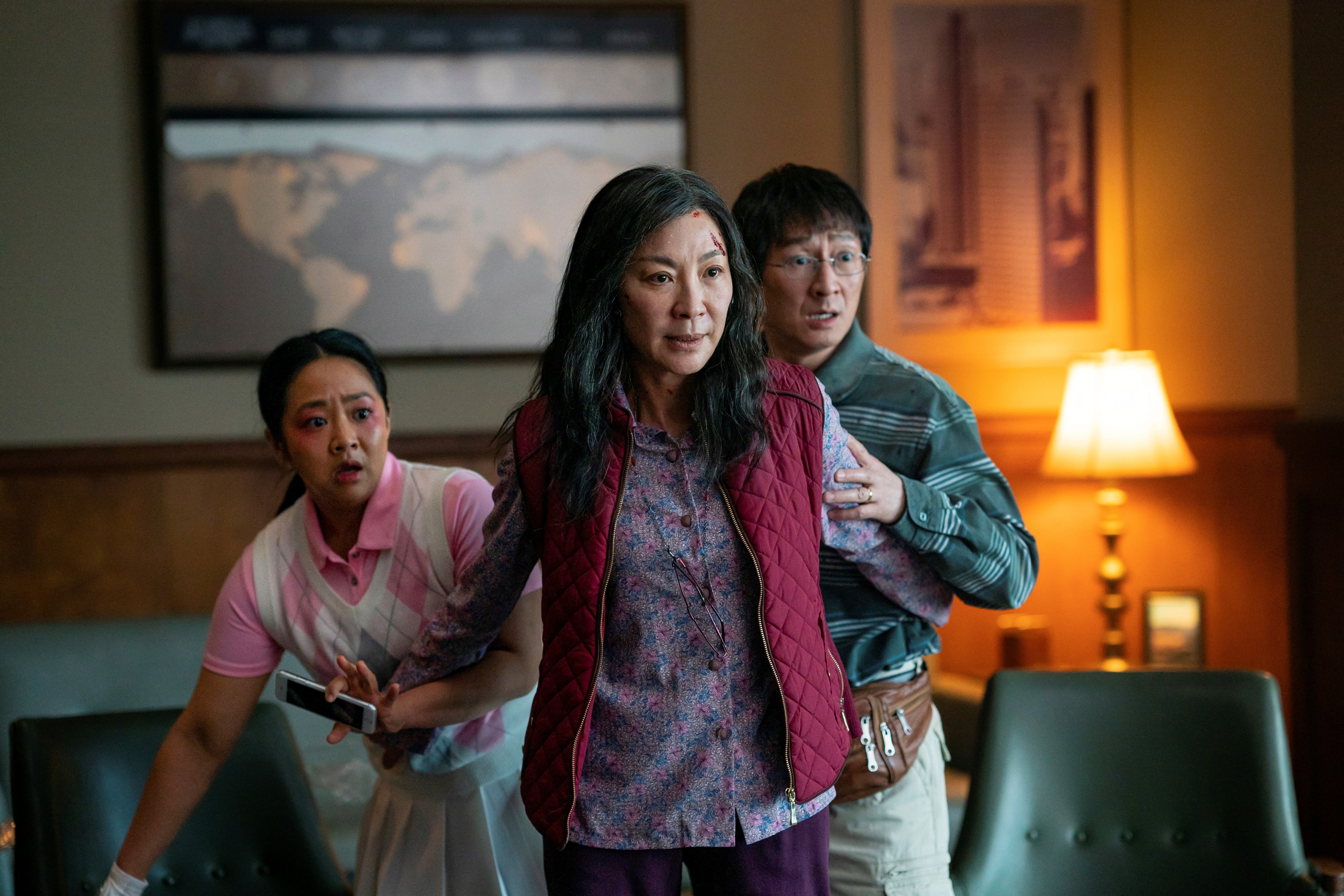 De izquierda a derecha, Stephanie Hsu, Michelle Yeoh y Ke Huy Quan en una escena de "Todo en todas partes al mismo tiempo". (Allyson Riggs/ A24 Films vía AP)