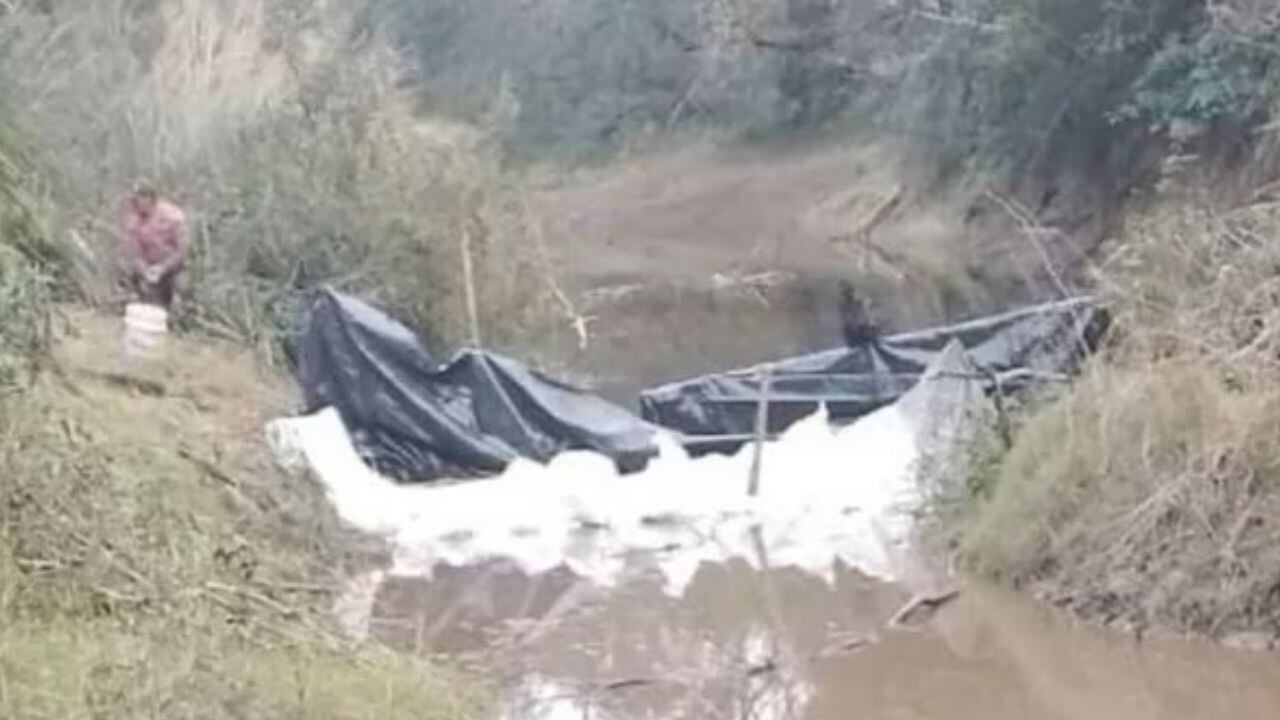 Los buzos hicieron una represa en el río. Foto: Infobae.