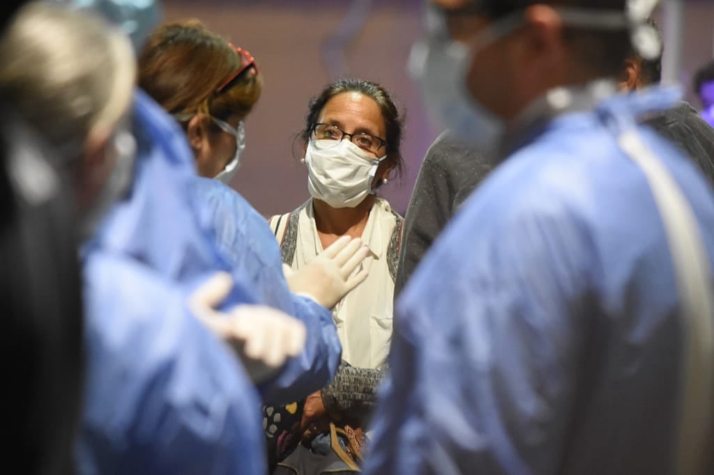 Marzo. Médicos revisan a personas que llegan a la terminal de ómnibus.