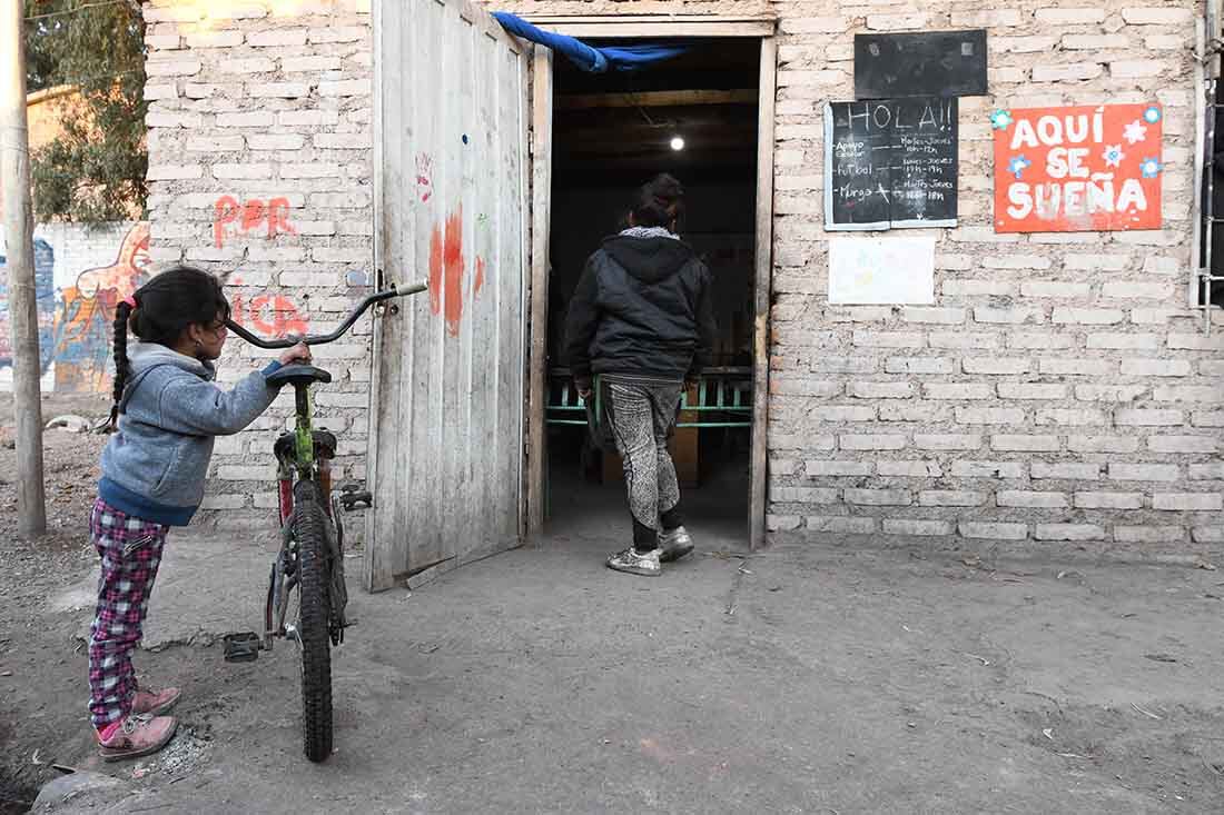 El merendero juguetes perdidos está ubicado en el asentamiento Castro de Guaymallén, donde ayudan con el mate cocido y tortitas a los vecinos del lugar