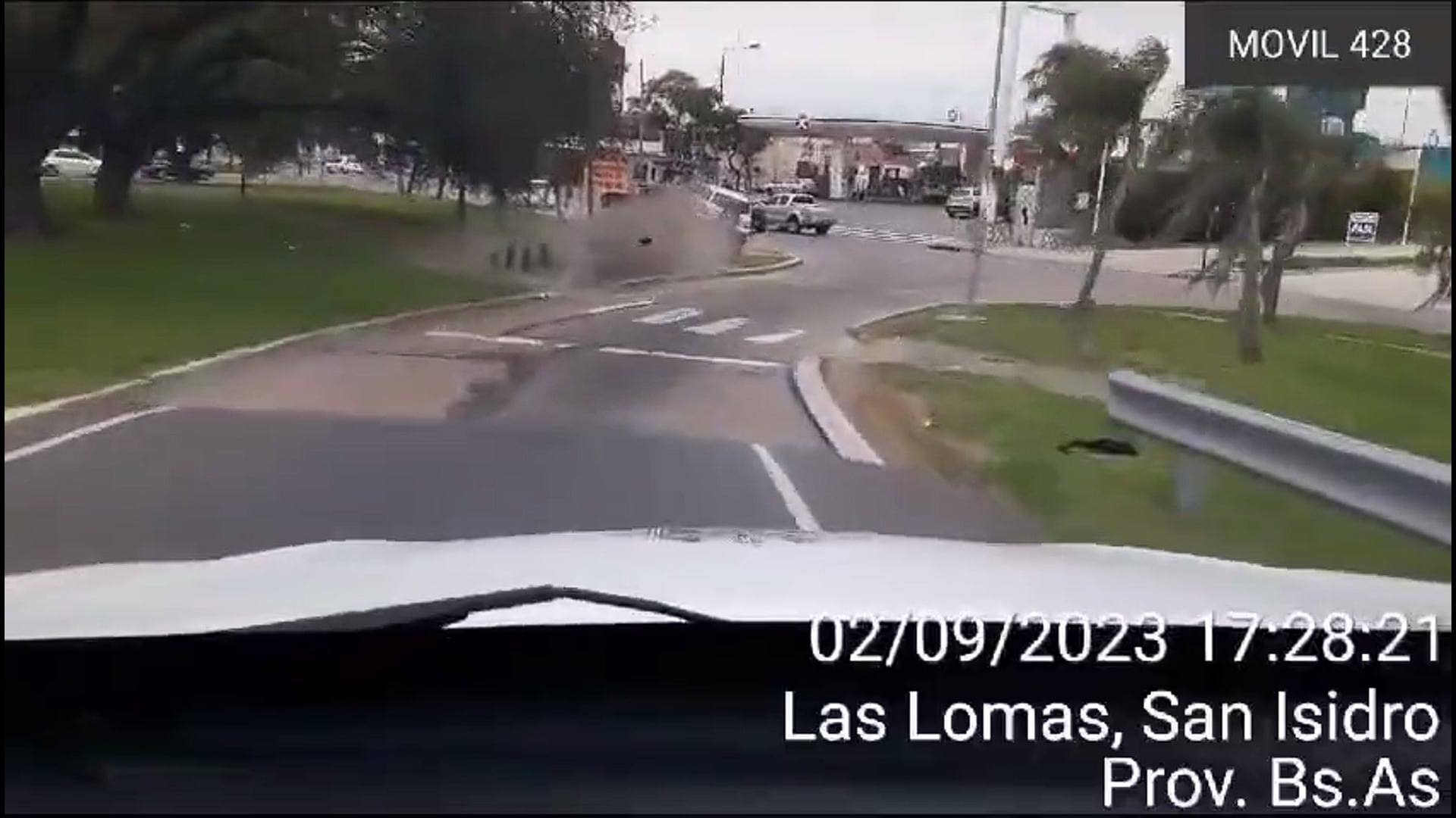 Momento en el que la camioneta robada impacta con otros vehículos. Foto Captura: X / @arielviano