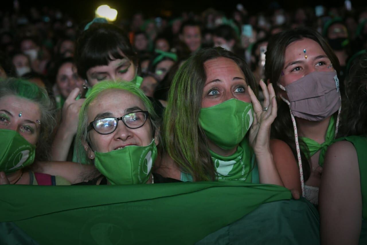 Momentos del escrutinio. Voto a voto se festejaron en la Plaza Independencia. Foto: Orlando Pelichotti / Los Andes