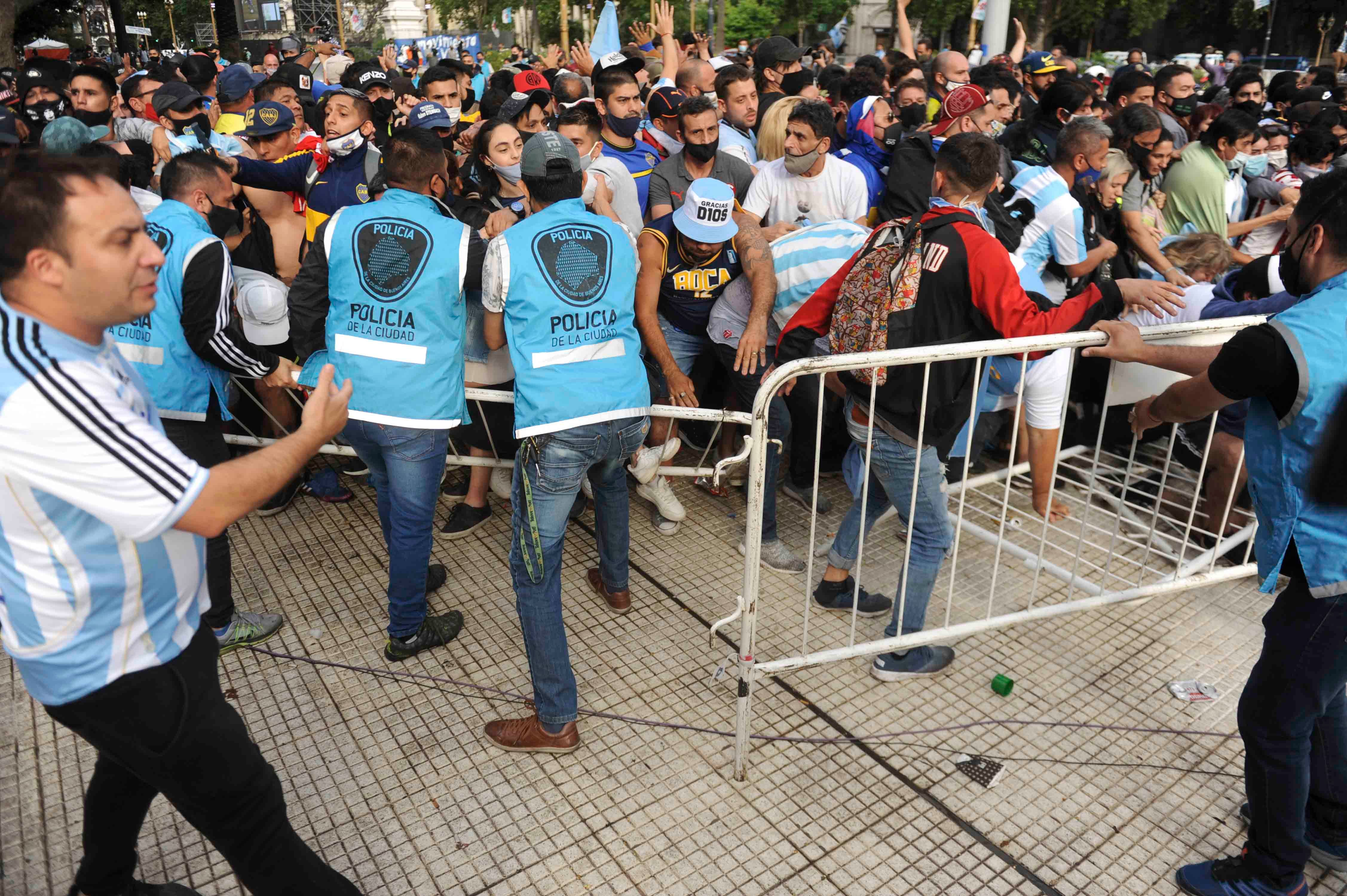 Multitudinaria despedida a Diego Armando Maradona en la Casa Rosada. Foto Federico López Claro