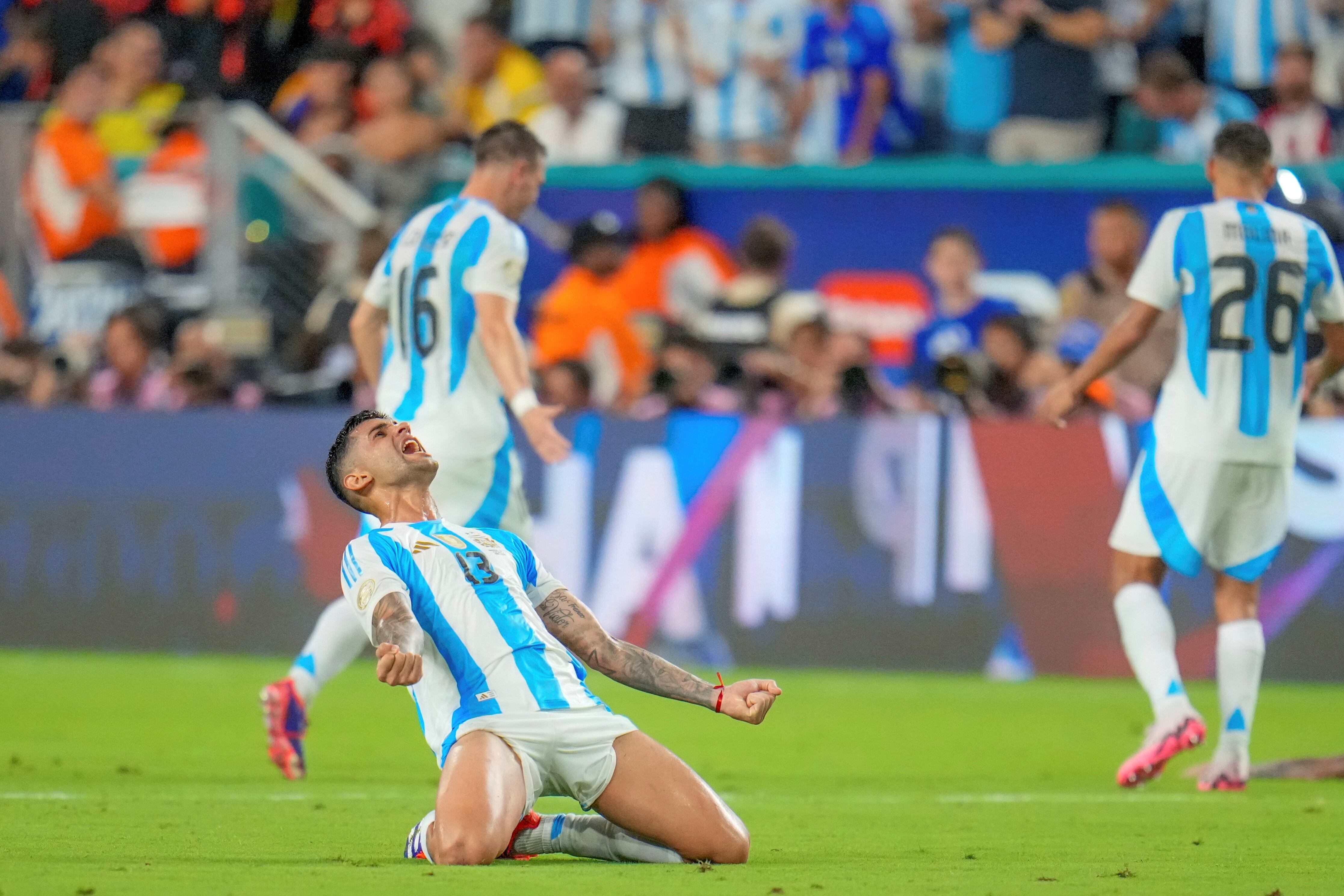 El cordobés Cuti Romero celebra una nueva conquista con la selección argentina en la Copa América 2024. Es su cuarto título con la Albiceleste. (AP)