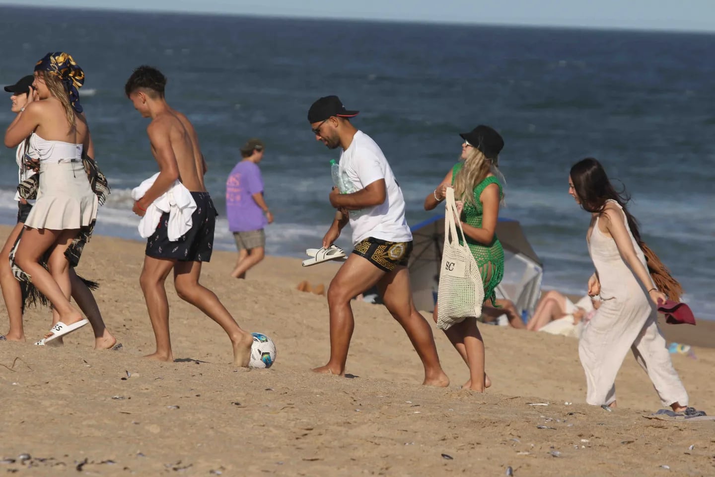 Sergio Agüero vacacionó con su novia e hijo en Punta del Este y sorprendieron con sus atuendos.