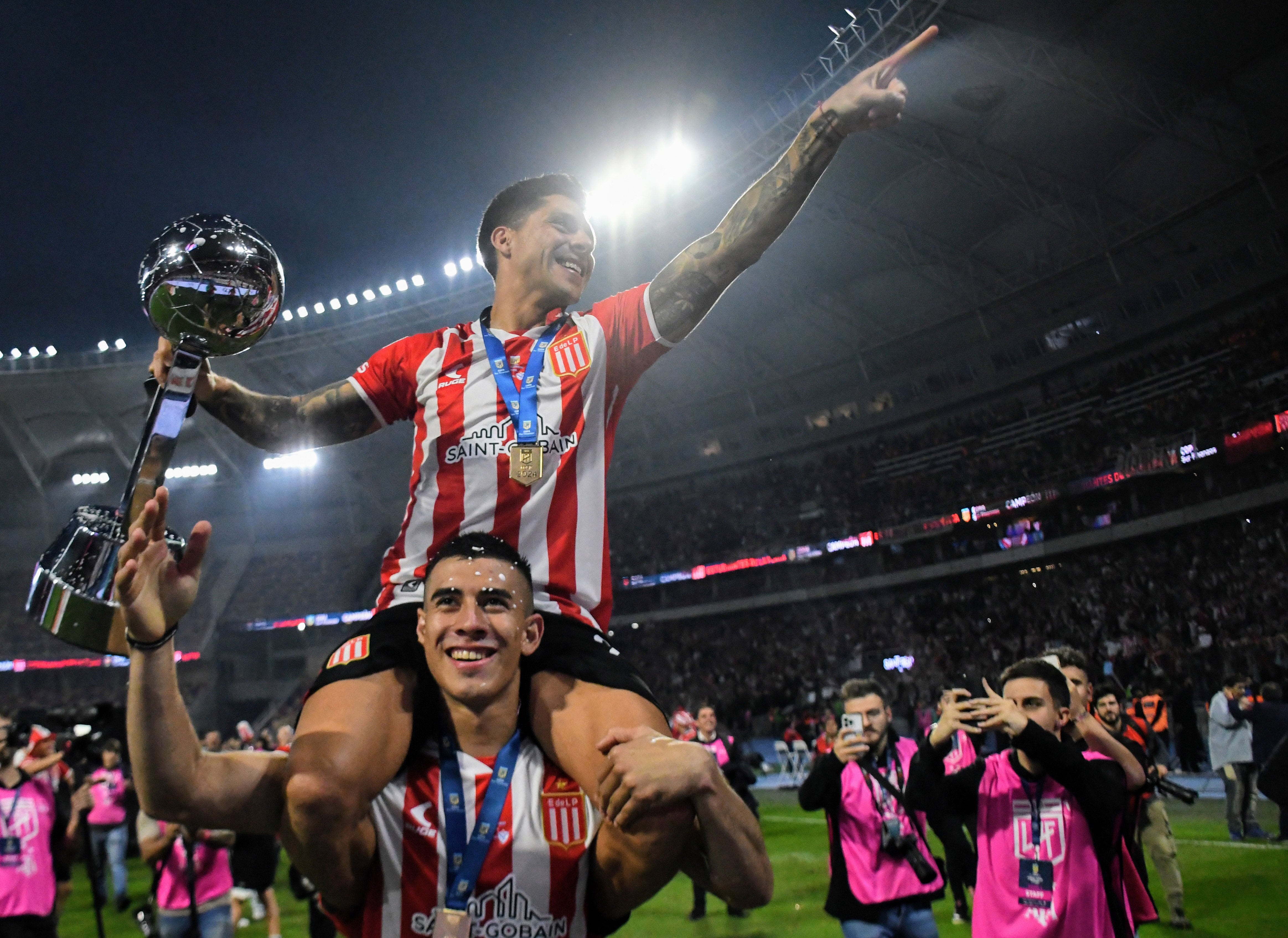 Estudiantes de La Plata festejando el título ante Vélez en la Copa de la Liga. (Fotobaires)