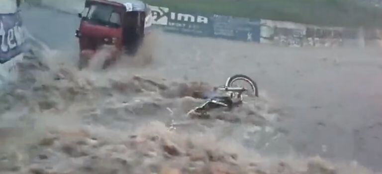 Las intensas lluvias han dejado un saldo de seis muertos, trece desaparecidos y seis casas arrasadas por la ferocidad del agua. Foto: Captura video