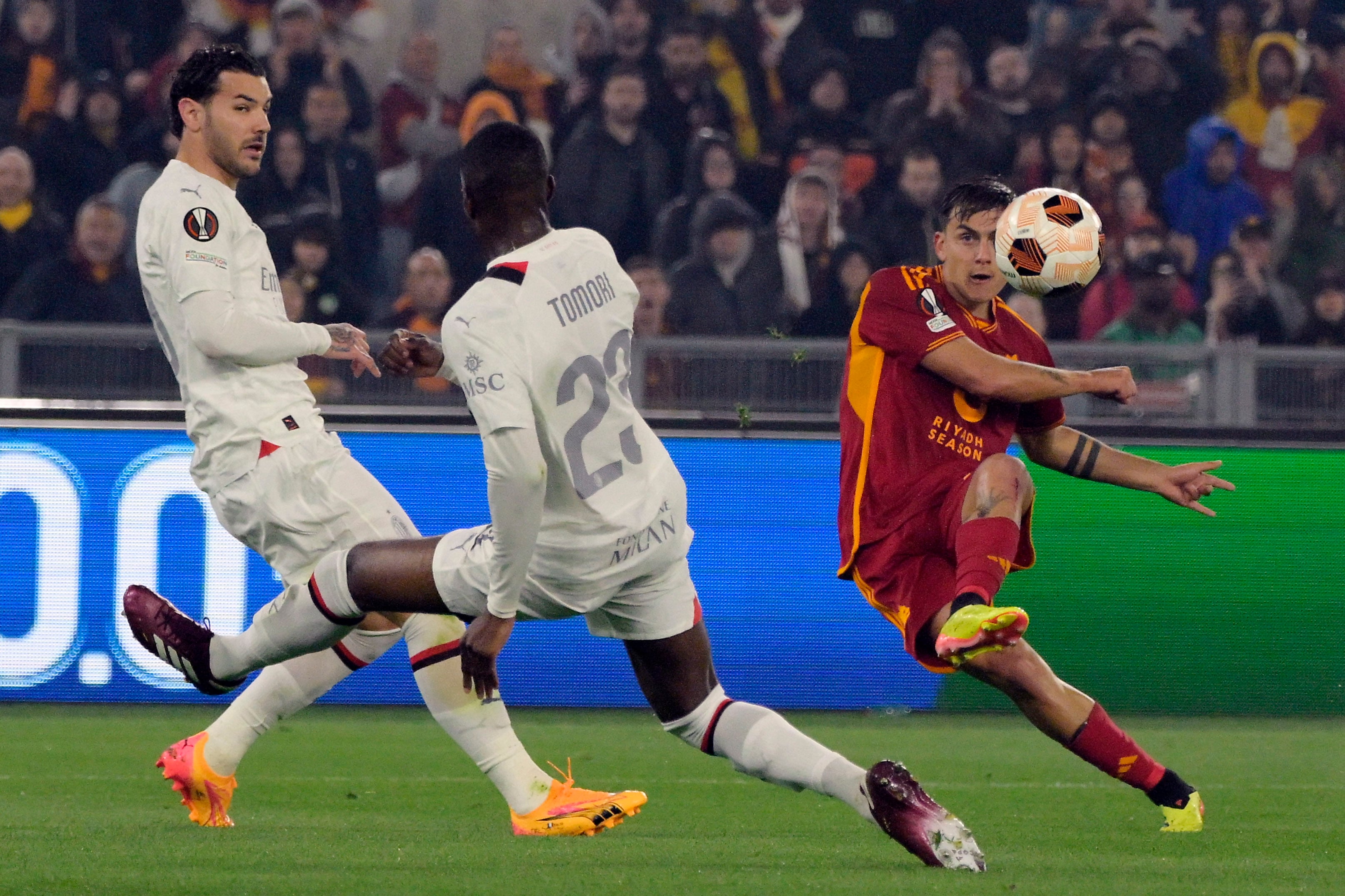 El argentino de la Roma Paulo Dybala, a la derecha, anota el segundo gol de su equipo durante el partido de vuelta por los cuartos de final de la Liga de Europa ante el AC Milan, el jueves 18 de abril de 2024, en Roma. (Fabrizio Corradetti/LaPresse vía AP)