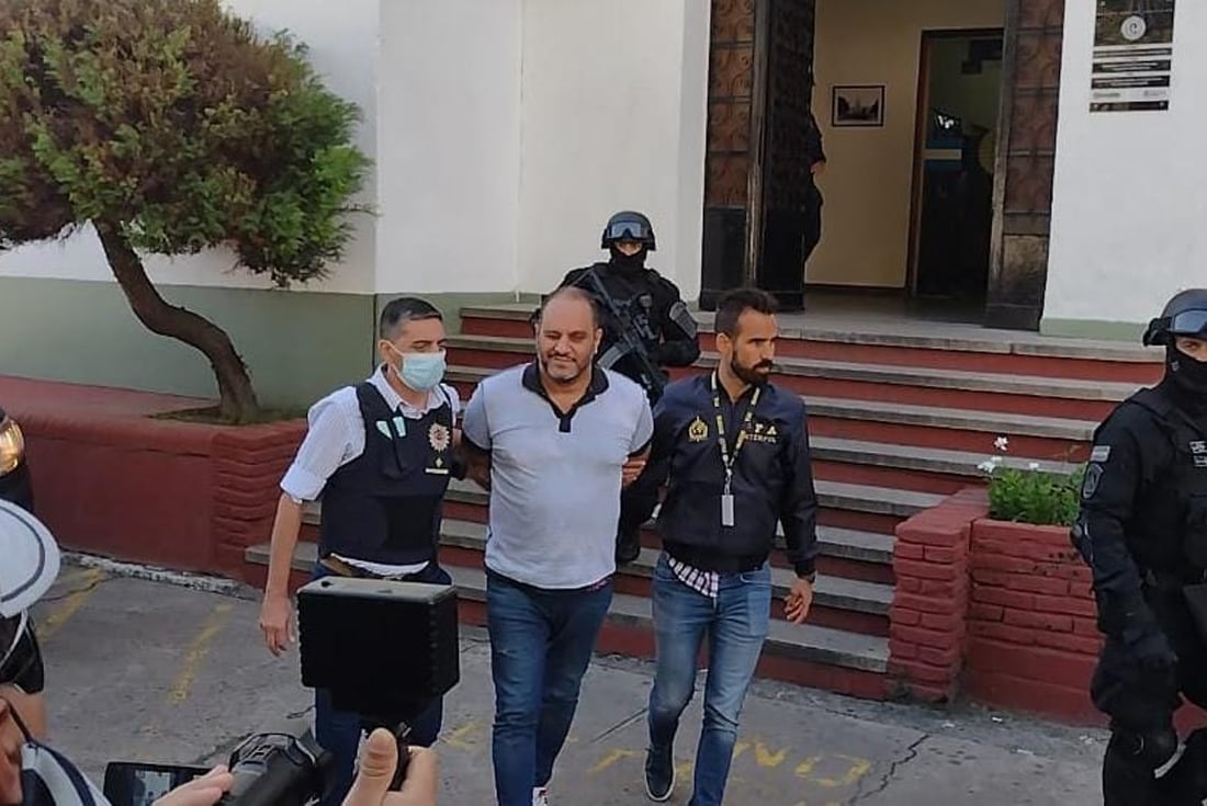 Leonardo Cositorto, de Generación Zoe, trasladado bajo un fuerte dispositivo de seguridad tras ser detenido en República Domincana. Foto: Interpol.