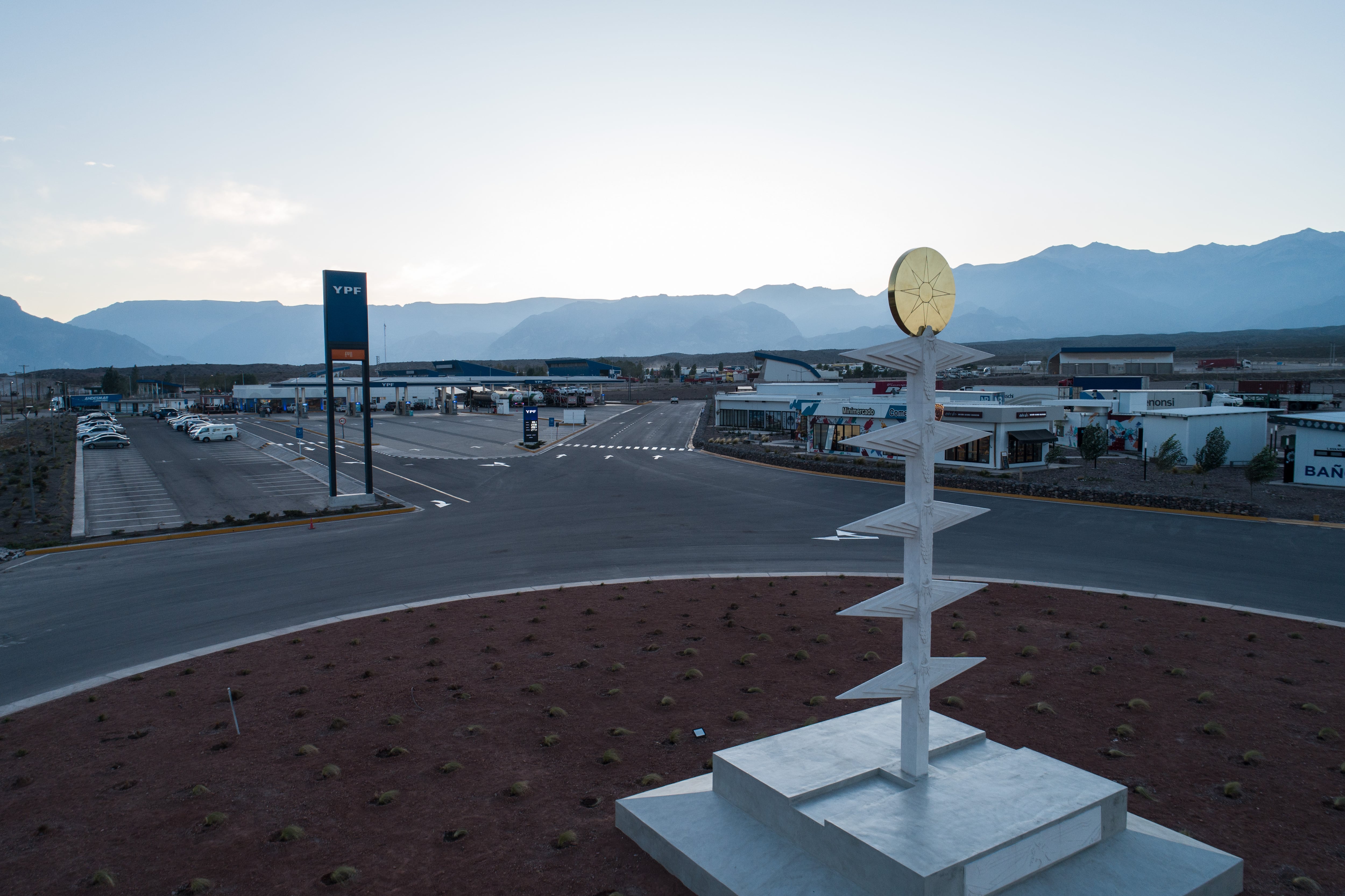 “Vuelo al sol”, la obra de Fausto Marañón, al ingreso del imponente establecimiento.