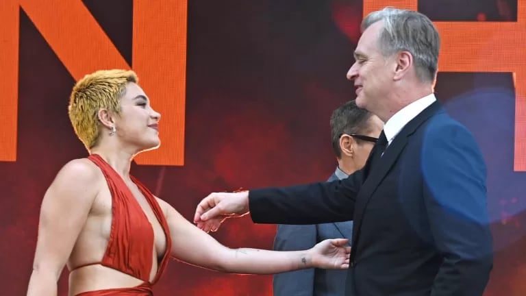 Florence Pugh junto a Christopher Nolan en el estreno británico de "Oppenheimer". Foto: Getty Images