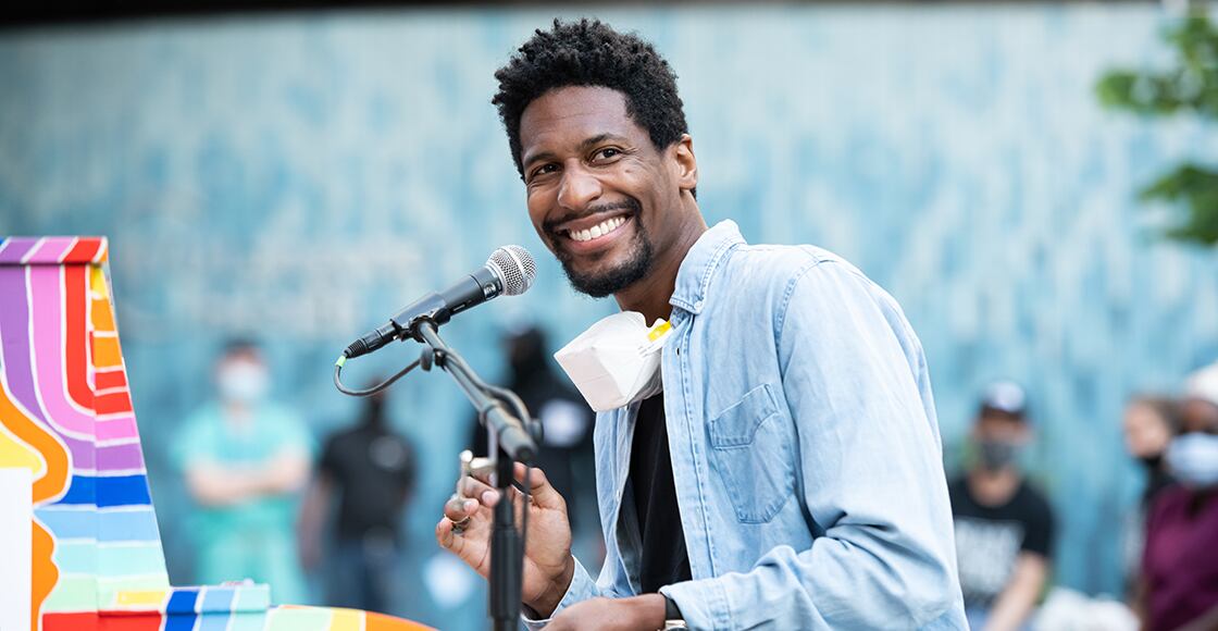 Jon Batiste es compositor, cantante y director de orquesta. Comenzó su carrera en 1998