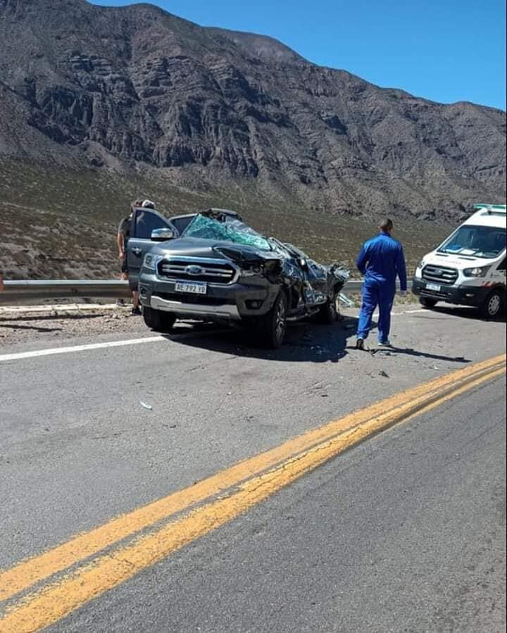 Un camión volcó y chocó a dos vehículos.