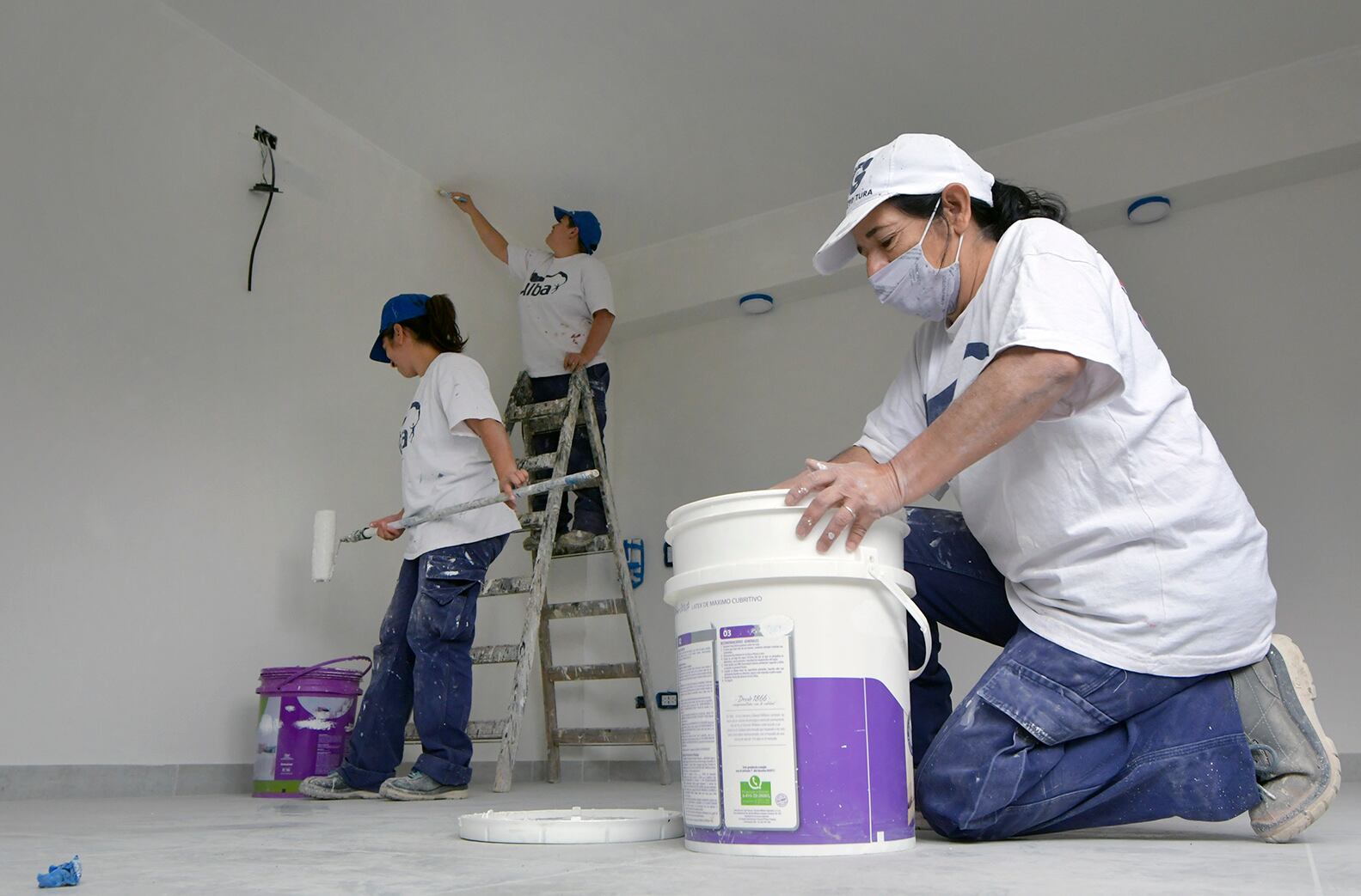 Pintoras de obra
Nancy Pallero (58), Ayelén Aybar (32) y su hermana Antonella Aybar (25) son pintoras de obra fina y gruesa.

Foto. Orlando Pelichotti