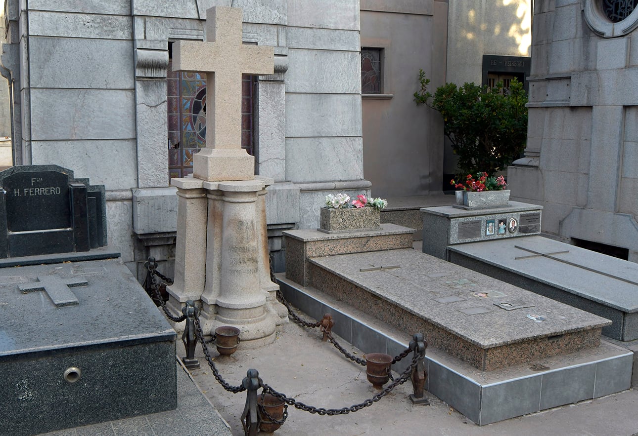 Tumba de Antonio Gigli. Las cadenas se hermanan hasta en el eterno óxido. Foto:  Orlando Pelichotti