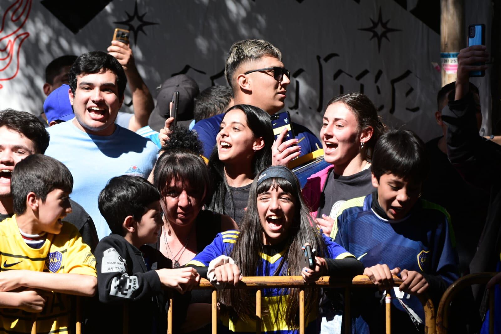 Hinchas de Boca coparon la calles del centro a la espera del plantel profesional Xeneize. / Mariana Villa (Los Andes).