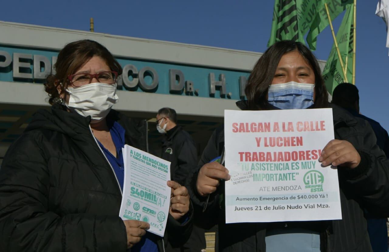 ATE lleva adelante un reclamo en el hospital Notti. (Orlando Pelichotti / Los Andes)