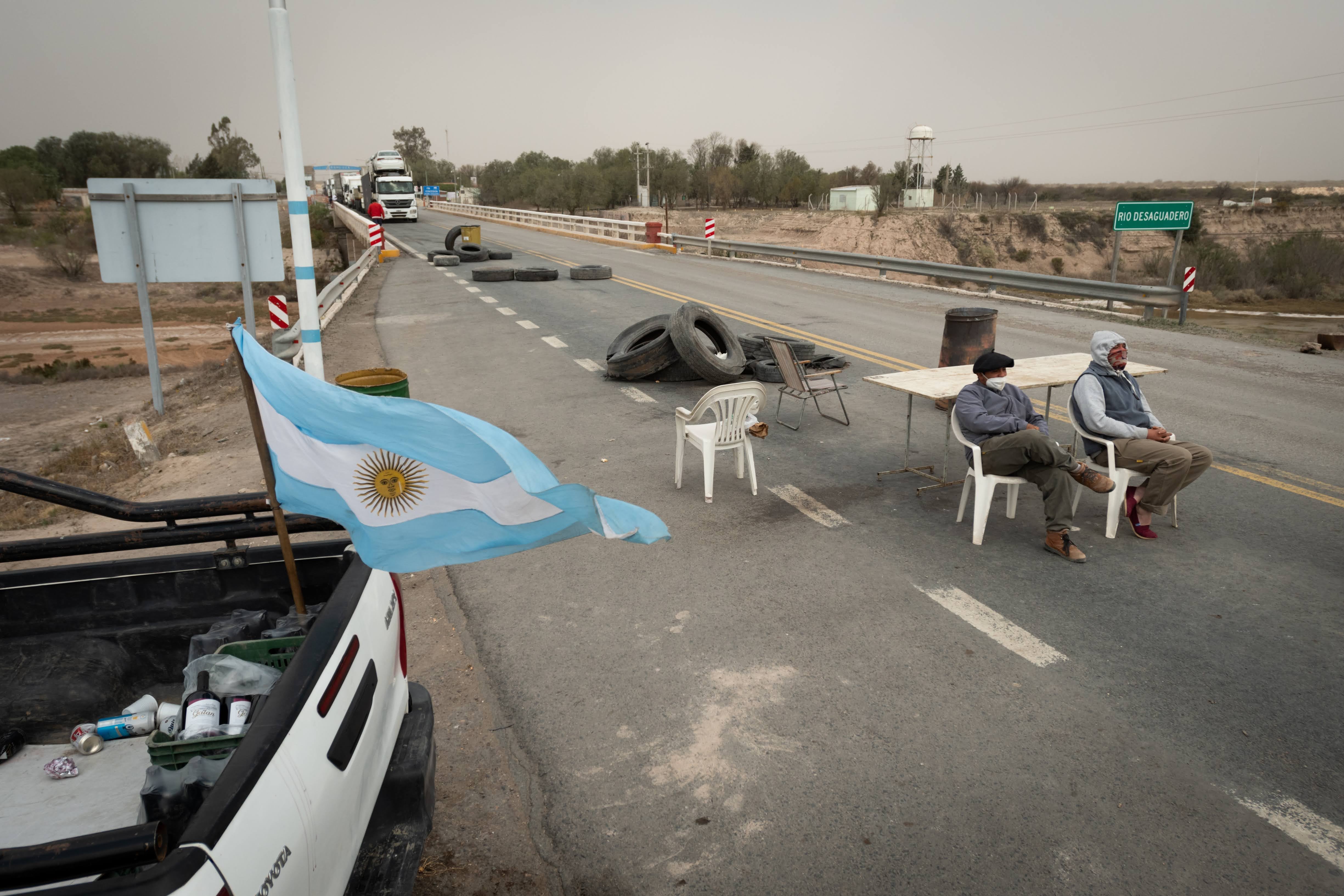 Productores cortaron Ruta 7 en el puente Desaguadero,