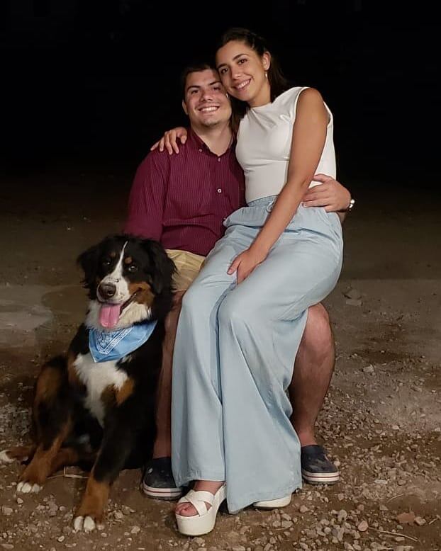 Juan Manuel Arce, junto a su esposa Rocío y su perro