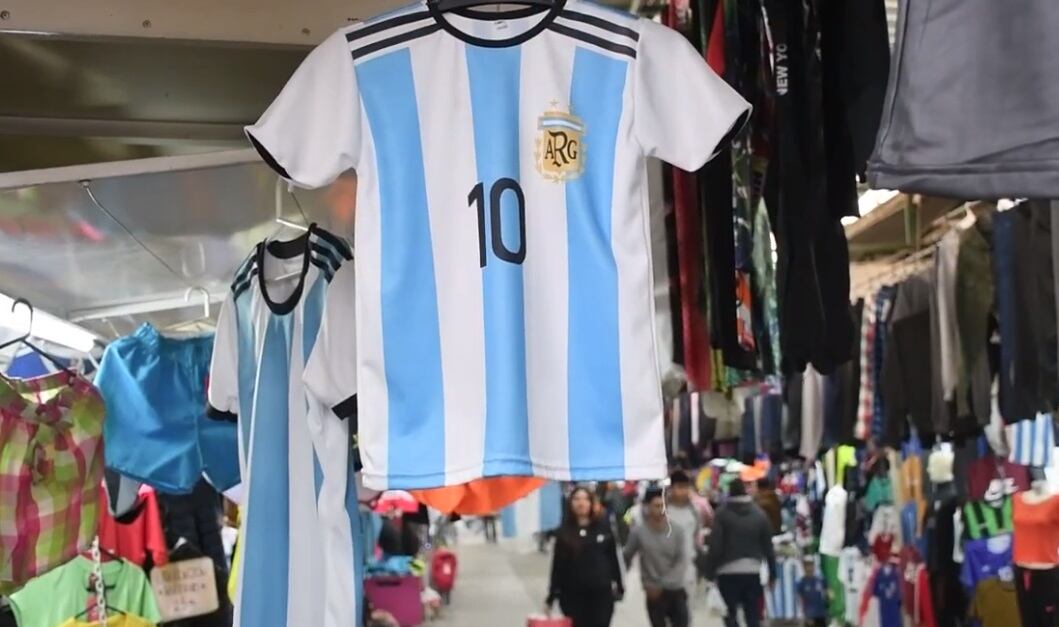 Inflación y mundial: cuánto aumentó la camiseta de Argentina desde 2010 y cuánto cuesta una buena réplica. Foto: Vía País.