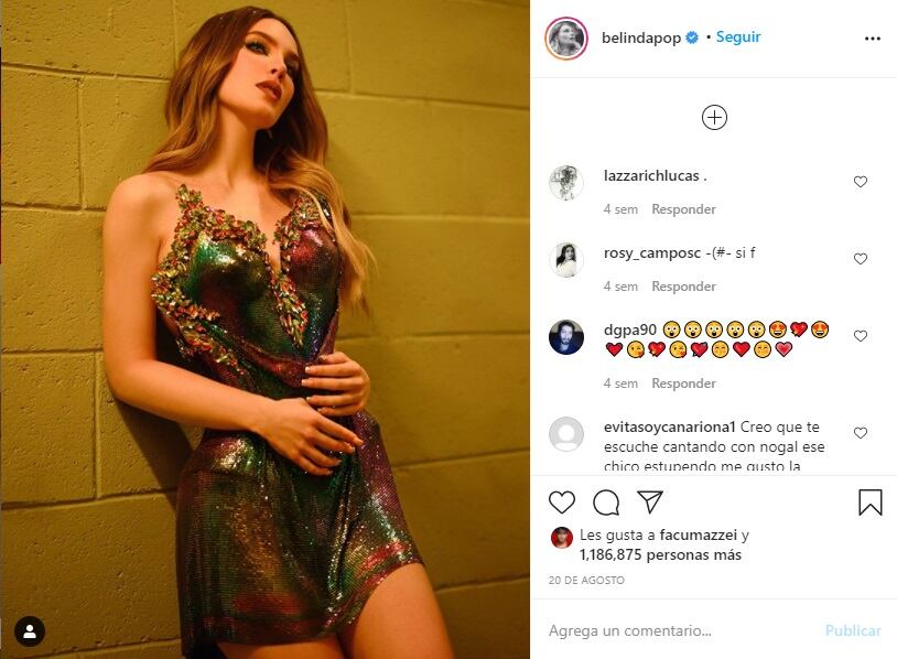 La cantante impactó con su vestido de brillos